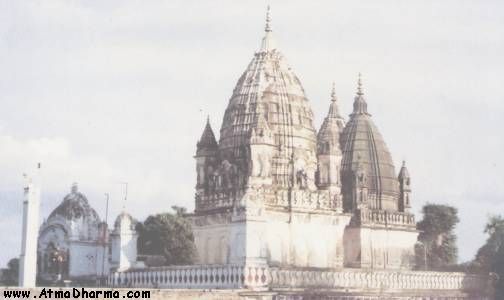 Ancient Digamber Jain Mandir, Tendukheda. Fonte: www.atmadharma.com