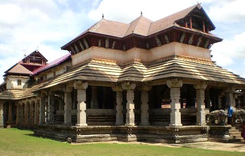 Karnataka:- Tribhuvana Tilaka Chudamani Basadi, Moodabidri. Fonte: www.jainsamaj.org