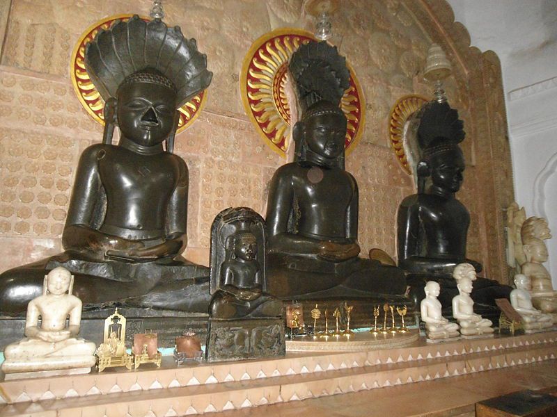 jain bhagwan from 24 jain teerthankar, Pateriaji, Garhakota. Fonte: wikimedia.org