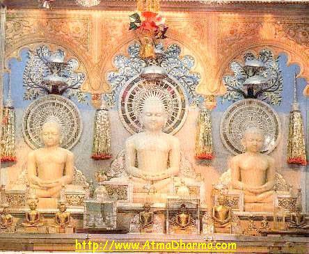 Shree ShantiNath Bhagawan, Shree Simandhar Bhagawan, Shree PadmaPrabhu Bhagwan. Fonte: www.atmadharma.com