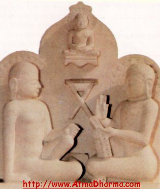 Stone carving of Acharya Shree Umaswami learning from Shree Kundkund Acharya. Fonte: www.atmadharma.com